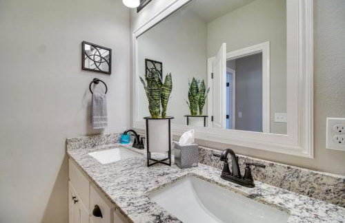 Near Grand Lake Charming Grove Home with Deck - Foto 19