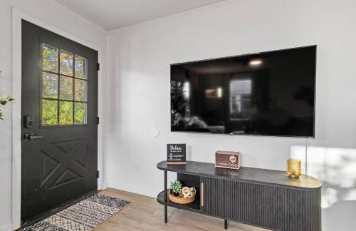 Game Room and Huge Yard with Fire Pit Yard Games and BBQ Near UE and Downtown - Foto 16