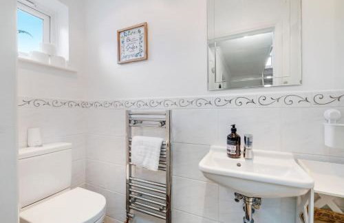 Luxury 5 BDR 2 BA House with Parking in Sandhurst By 360Stays - Photo 69