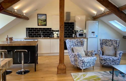 Windows over Stroud - 2BR Penthouse in Historic Building - Foto 5