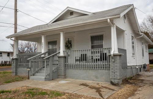 Historic Route-66 Bungalow - Photo 18