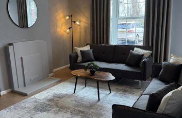 3 Bedroom Apartment with Balcony in London, Free Parking - Photo 1