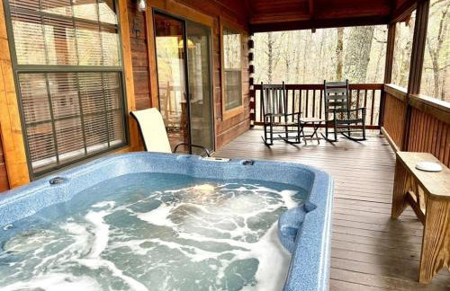 Perfectly private! Hot tub, king sized bed, grill, washer/dryer, and motorcycle friendly! Studio Cabin by RedAwning - Foto 40