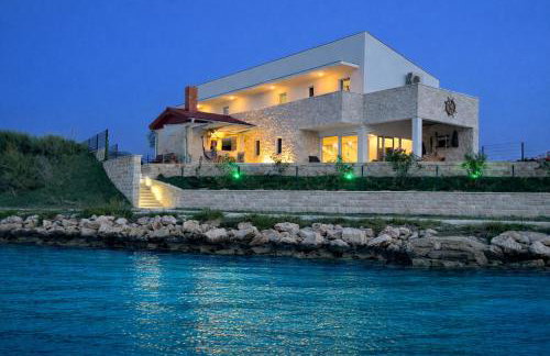 Villa Maritime - Exklusive Strandvilla mit beheiztem Pool, Grillhütte & Meerblick bei Zadar - Foto 1
