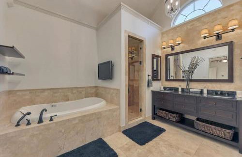 Gorgeous Vacation Home w Private Pool - Photo 28