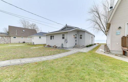 Bright Houghton Lake Home with Boat Dock and Fire Pit - Foto 25