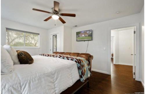Experience Serenity in a 4BR3BA Downtown Home - Foto 24