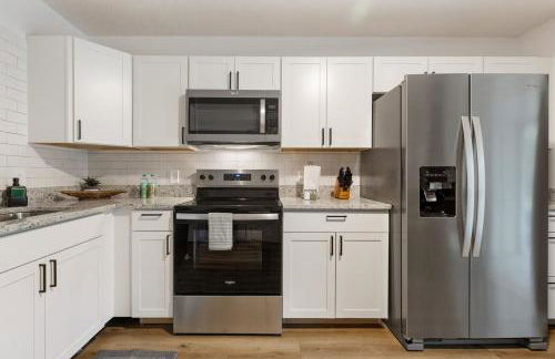 Stylish 2BR Urban Stay Near CAE Pet Friendly - Photo 11