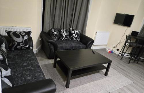 Newly Refurbished 2 Bedroom Flat New Southgate London N11 - Foto 1