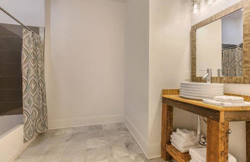 Spacious Loft-Style 3BR Townhouse by Hosteeva - Photo 34