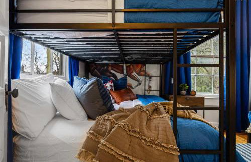 Bourbon-themed home w arcade & hot tub for groups - Foto 69