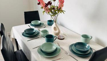 #56 4-Bedroom House Near Shops with - Sleeps 8 - Perfect for Contractors and Families - Free Parking - Foto 3