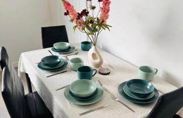 #56 4-Bedroom House Near Shops with Free Parking - Foto 3