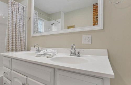 Housepitality - Harrison Mansion - Great Location - Photo 25