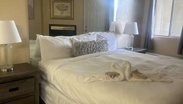 Little Pigeon River 309 1BD Condo with River View Private Balcony by RedAwning - Foto 3, Habitación