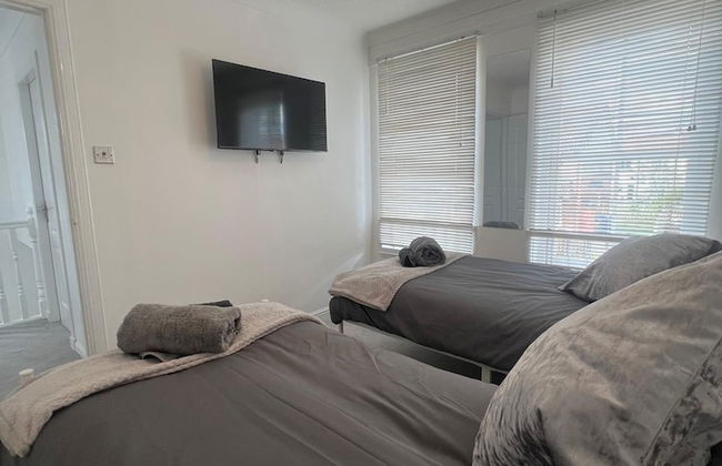 Ayr Refurbished May 2024 3 Bedroom 140m2 Detached House With Private Gardens - Photo 4