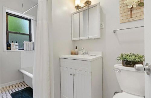 Warm & Lovely 2BR Apt close to Dining & Shops - Touhy 1S - Foto 9