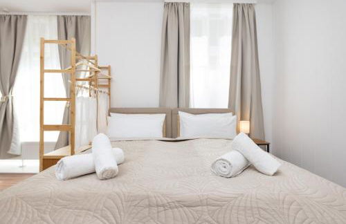 Central 6 Beds Apartment, Group & Family Friendly, Kitchen, Washer, Work Station, Netflix & PayTV - Photo 2