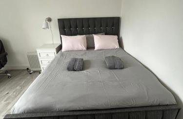 Bright bedroom with king side bed and share bathroom - Foto 11