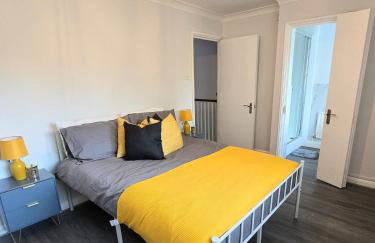 Stunning 3Bed 2bath family home with Garden - Photo 2