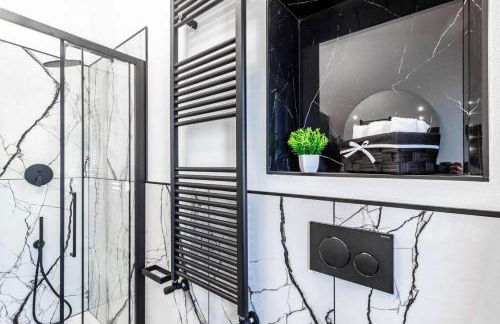 Black & White or Pop Art - Design Apartments with Parking & WiFi - Photo 16