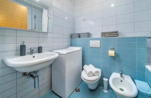 Cityscape Comfort Apartment With Garage - Happy Rentals - Photo 24