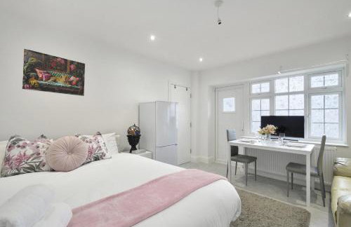 Uxbridge Studio – Private Driveway Parking - Foto 15