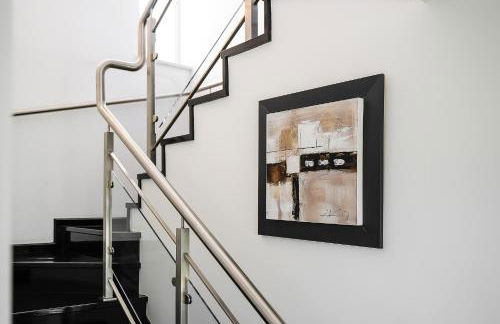 Deluxe 4BDR House W/ Pool by LovelyStay - Photo 41