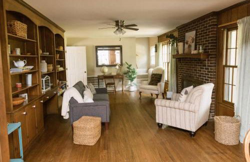 ~ The Cozy Farmhouse ~ | Sleeps 10+ | Farm Views - Foto 10