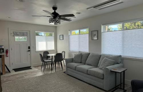 Newer Cozy Guest Cottage with Saltwater Spa! - Foto 10