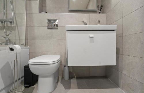 Solihull Flat For 2 with Fast WiFi with Free Secured Parking - Foto 17