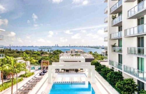 BRAND NEW TOP FLOOR IN THE HEART OF MIAMI - Foto 1