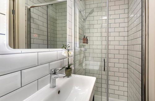 Guild Lodge 3 Bedrooms 3 Bathroom Home - Fast London Access - Photo 14