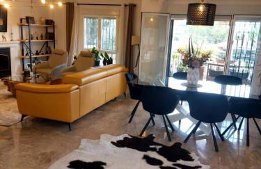 Luxury Villa with Pool & Garden - Foto 12