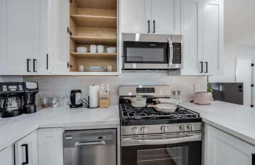 Brand New Apt w Parking Blocks from Downtown- E - Photo 12