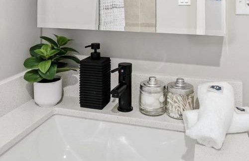 Edgewater Apt with Free Parking Gym Modern Living - Photo 22