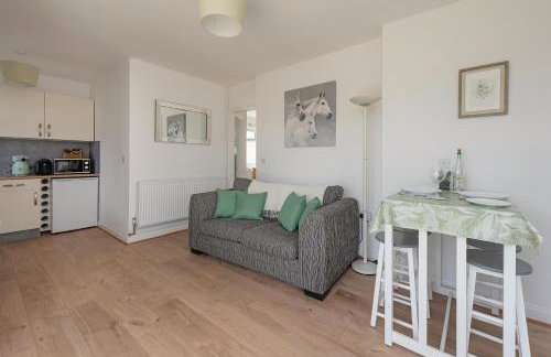 Farmhouse Apartment with Paddock & Orchard Views - Foto 17