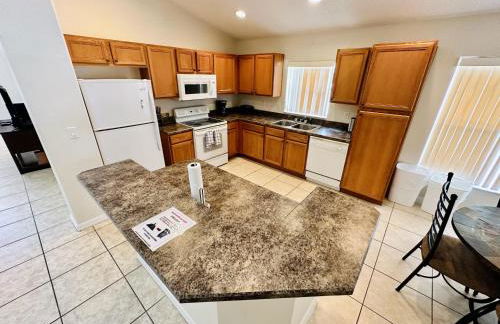 Spacious, Open Layout And Pool Relaxation! - Foto 5