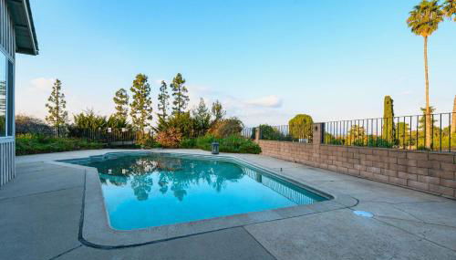 Serene Hilltop Oasis Above the City w Private Pool - Foto 2