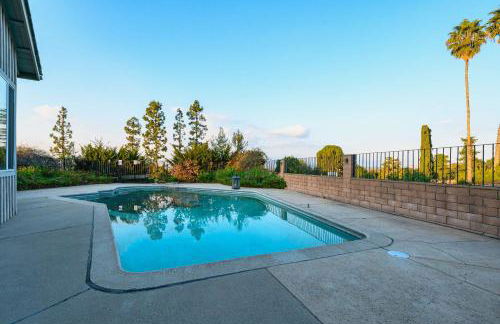 Serene Hilltop Oasis Above the City w Private Pool - Foto 2