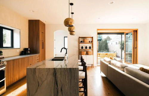 Colorful Sunnyside Escape - Walk to Dining & Parks - Foto 16