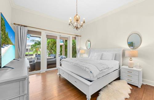 Near the Beach • Pool & Jacuzzi • Waterfront Villa - Foto 14