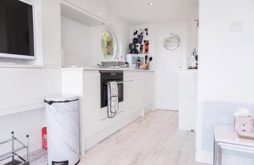 Bovisand Beach Area Chalet, 2-Bed Sea View with Gated Parking & BBQ - Photo 8