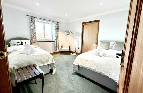 Golf View Spacious Bungalow 2 Bathrooms, Free Parking WiFi - Photo 8