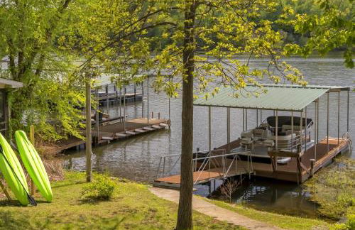 Upscale Lakefront Home w Dock & Kayaks - Photo 5