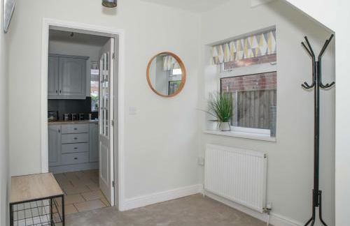 Stylish 3 Bed House Near Hospital, Racecourse, Free Parking - Foto 8