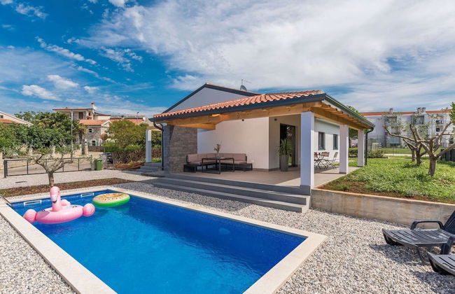 Villa in Novigrad With Private Pool and Beach - Photo 1