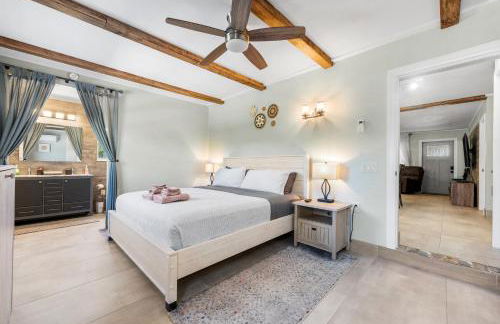 Boho Tiki Villa w Heated Saltwater Pool, King Beds & 6TVs - Photo 12