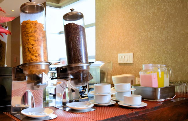 Hotel Plaza Suites - Photo 33