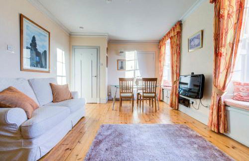GuestReady - Historic Edinburgh Old Town Apartment - Photo 8